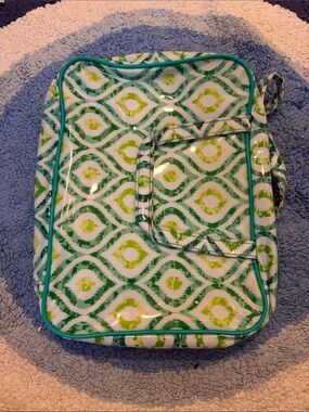 Neutrogena Patterned Green Vinyl Travel Organizer - Geometric with Hanging Hook